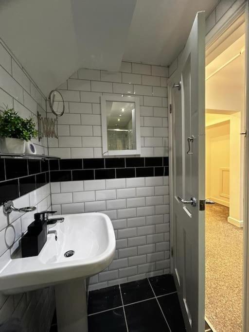 Lovely 5Br Home In Manchester. Close To The City Zewnętrze zdjęcie